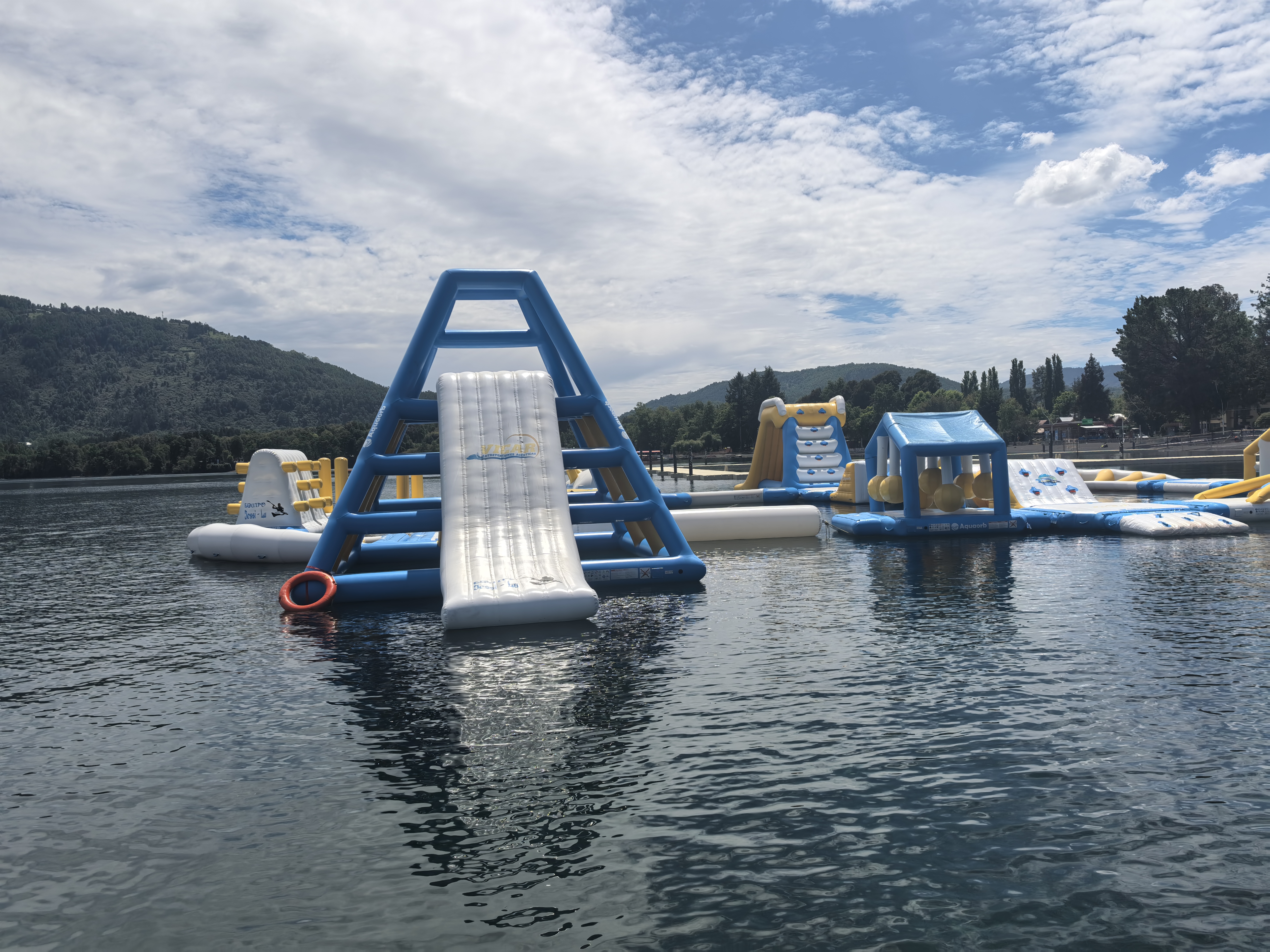 Kayaks y paddle sobre las aguas claras del lago Calafquén