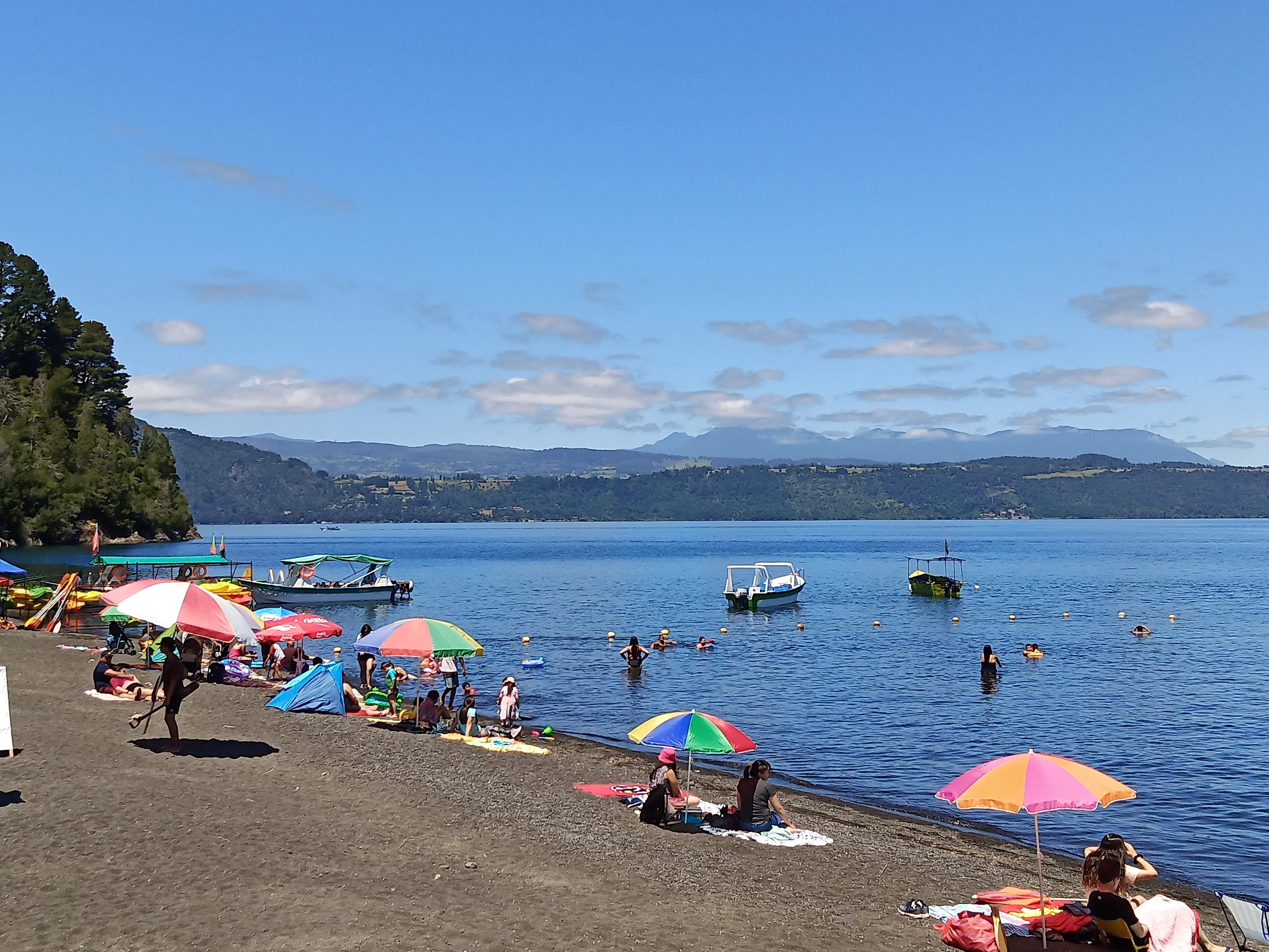 Vistas del lago Calafquén hacia las montañas andinas
