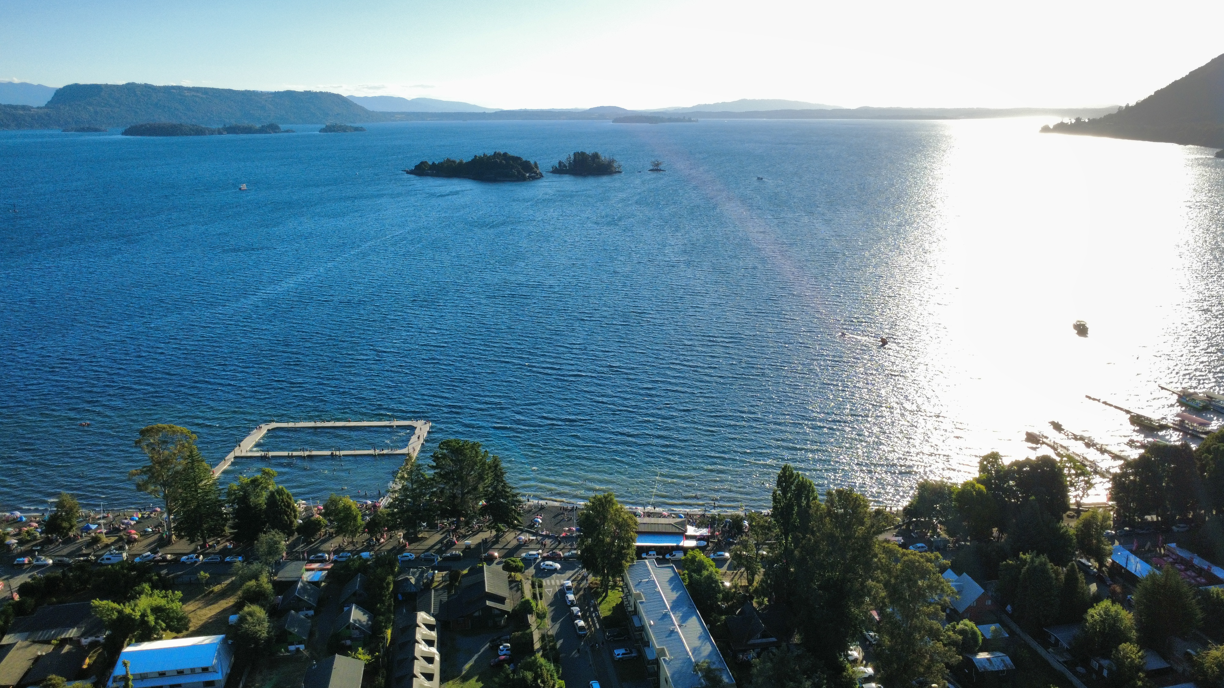 Pesca deportiva y tranquilidad en la orilla del lago
