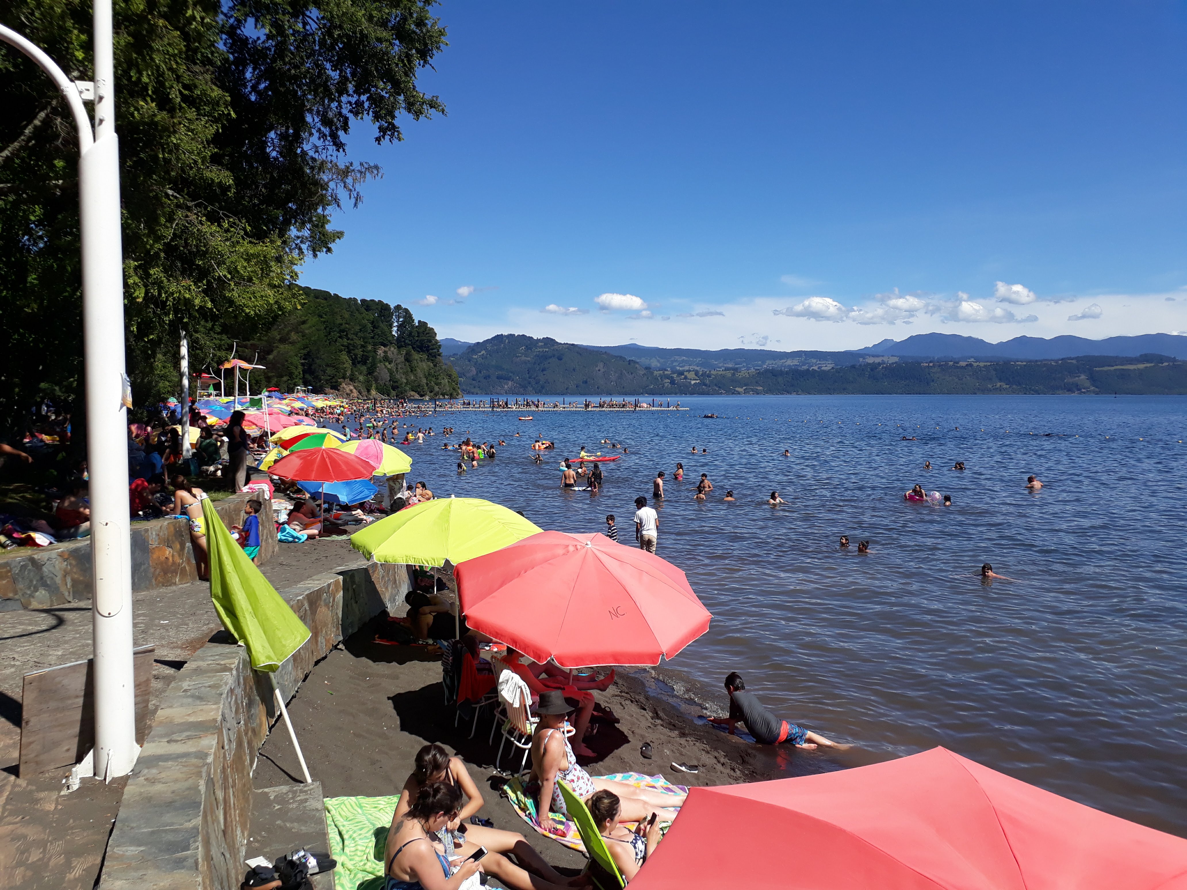 Embarcaciones pequeñas en la bahía del balneario